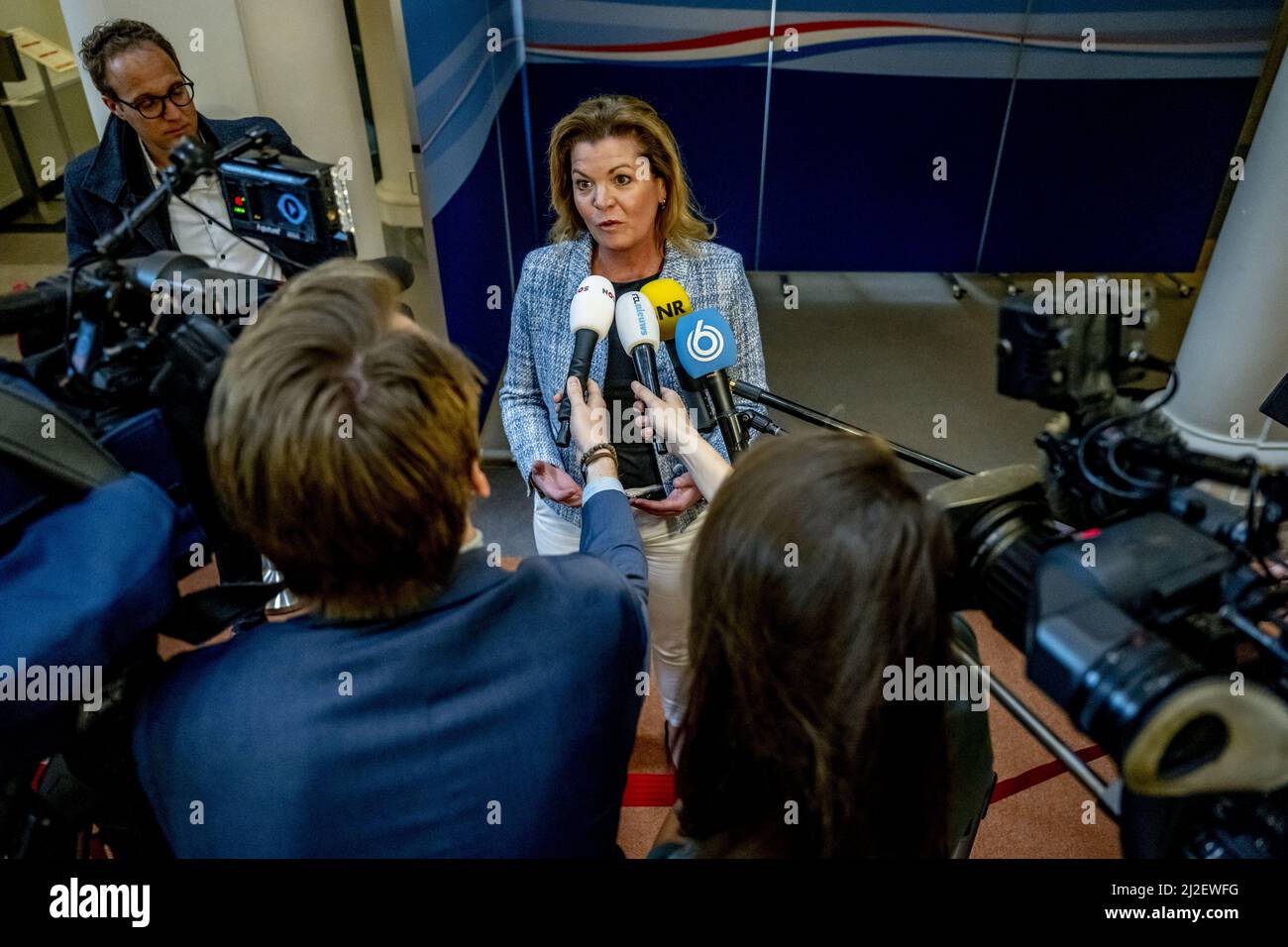 2022-04-01 14:32:30 DEN HAAG - Christianne van der Wal-ZeggelinkMinisterin für Natur und Stickstoff spricht nach dem wöchentlichen Ministerrat am Binnenhof die Presse an. ANP ROBIN UTRECHT netherlands Out - belgium Out Credit: ANP/Alamy Live News Credit: ANP/Alamy Live News Stockfoto