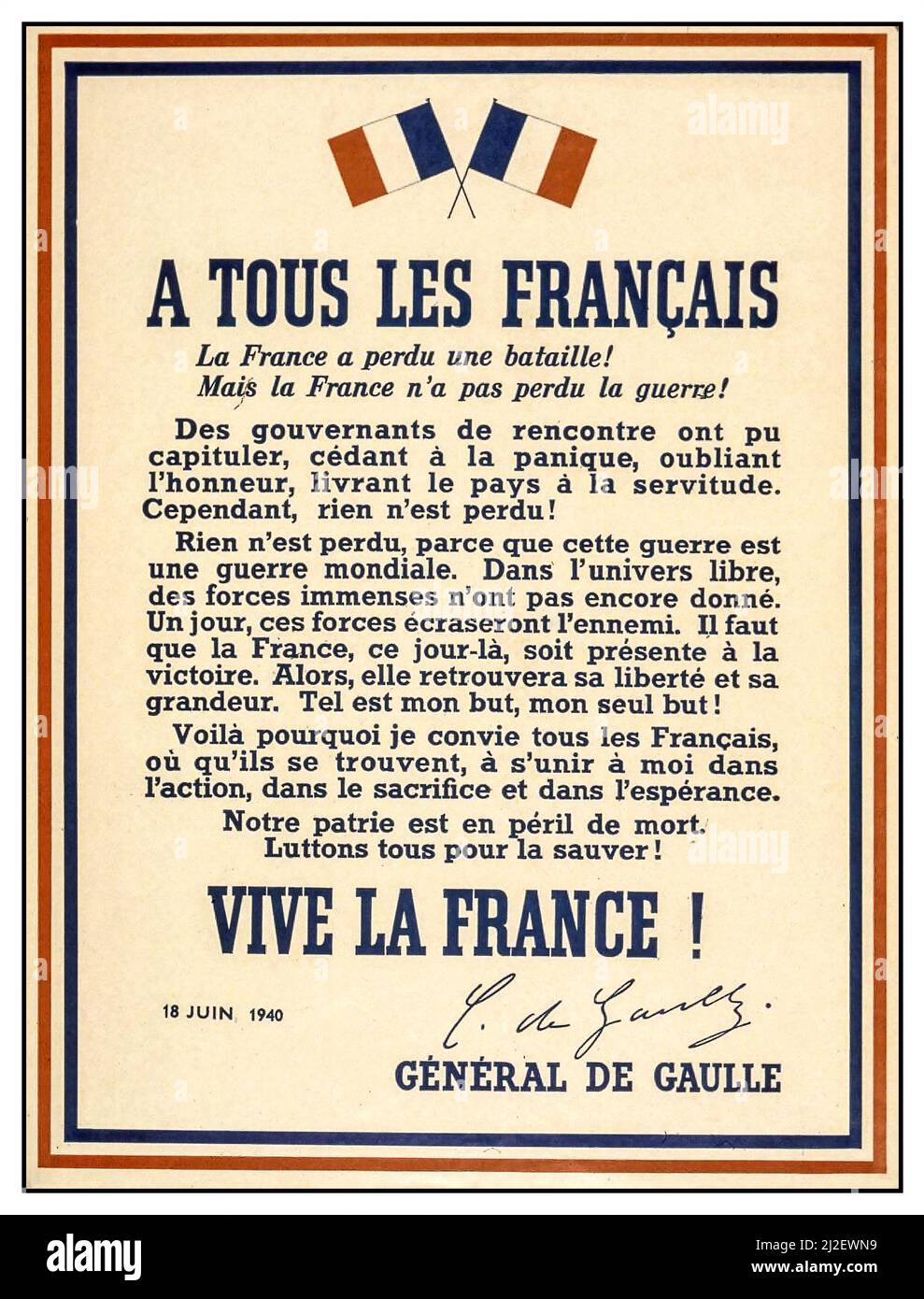 Französisches Propagandaplakat von General de Gaulle WW2 ‘AN ALLE FRANZOSEN!’ Francs e hat einen Kampf verloren! Aber Frankreich hat den Krieg nicht verloren! 1940. juni einige, die in Führungspositionen eingetreten sind, könnten kapituliert haben, in Panik verfallen, die Ehre vergessen und das Land der Knechtschaft überlassen haben. Es geht jedoch nichts verloren! Denn dieser Krieg ist ein Weltkrieg. Im freien Universum müssen noch immense Kräfte in den Ausfalle geraten. Eines Tages werden diese Kräfte den Feind vernichten. An diesem Tag muss Frankreich zum Sieg dastehen. Dann wird sie ihre Freiheit und ihre Größe wieder finden. Das ist mein Ziel...... ‘ES LEBE FRANKREICH Stockfoto