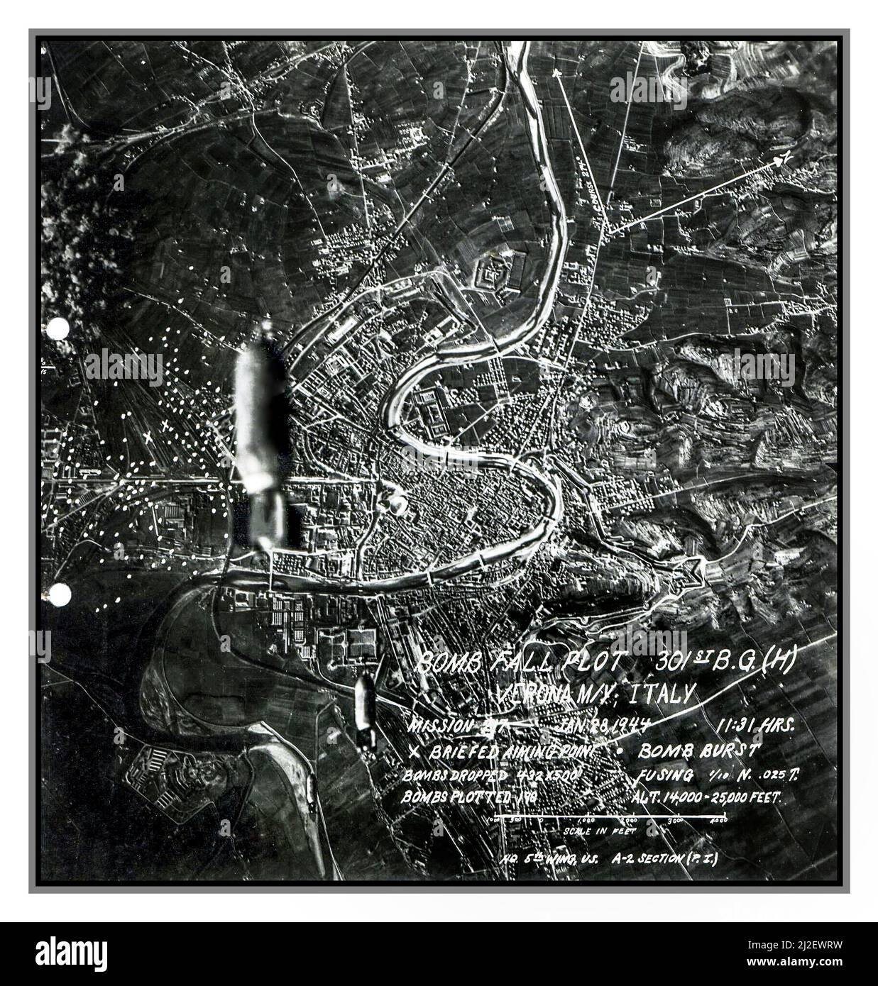 WW2 Italien bombardiert 301. BOMBENGRUPPE USAF 1944 Bombenplotbild des Bombenanschlags auf Verona am 28/01/1944 die Bombenziele sind mit Kreuzen gekennzeichnet, die Kreise markieren die Punkte, an denen die Bomben gefallen sind. Datum 28. Januar 1944 Zweiten Weltkrieg Stockfoto