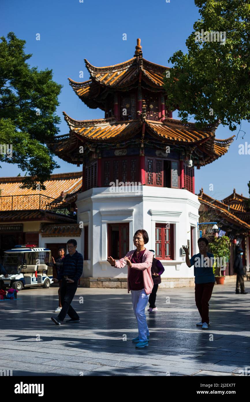 Die Chinesen trainieren morgens in einem Park in Kunming Tai Chi Stockfoto