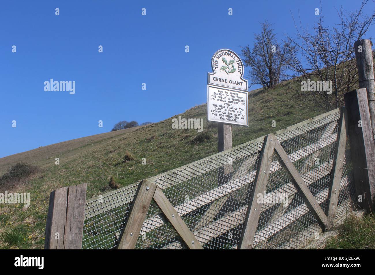 Cerne Giant National Trust Wegweiser vom öffentlichen Fußweg entlang des Grundes des Riesen. Sozusagen. Stockfoto