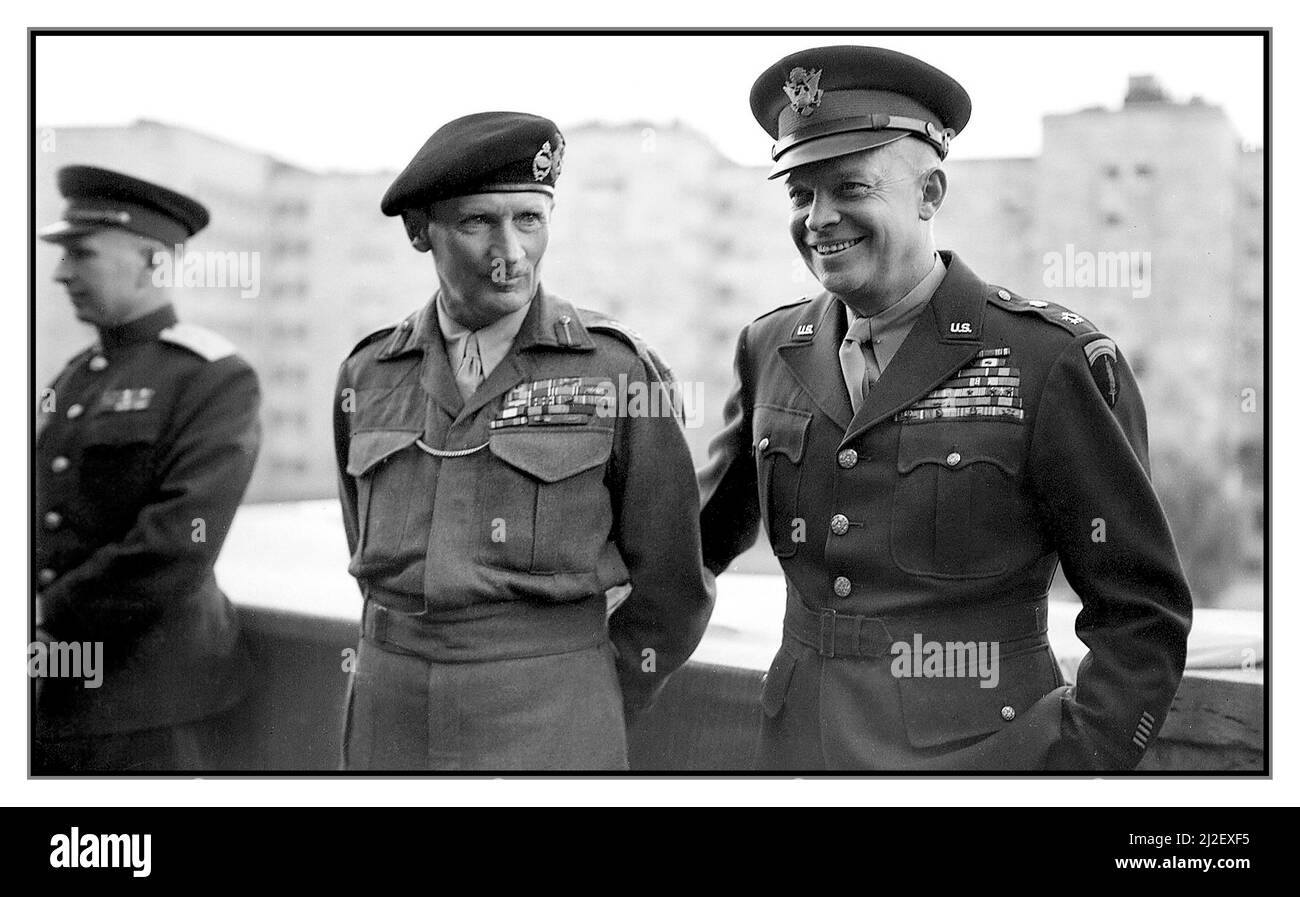 WW2 Allied Commanders, Commander Dwight D. Eisenhower Supreme Headquarters Allied Expeditionary Force und Feldmarschall Bernard Law Montgomery, 1. Viscount Montgomery of Alamein, KG, GCB, DSO, PC, DL, mit dem Spitznamen „Monty“. 5. Juni 1945 in Berlin, Deutschland. Zweiter Weltkrieg Stockfoto