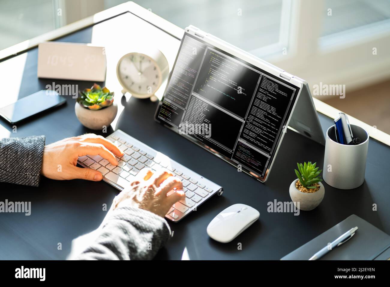 Männlicher Softwareentwickler, Der Code Auf Dem Laptop Eingibt Stockfoto