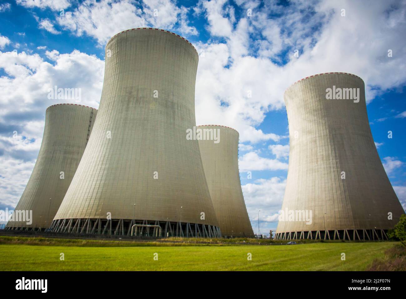 Eine Aufnahme von Atomkraftwerken in Temelin mit blauem bewölktem Himmel über dem Hotel, Tschechische Republik Stockfoto