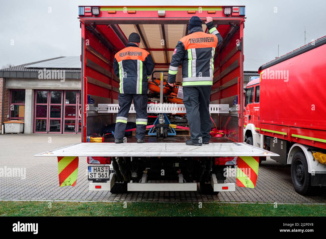 Lauf An Der Pegnitz, Deutschland. 01. April 2022. Felix Frankenstein und David Amling von der Feuerwehr Stettfeld schließen ein vollgepacktes Einsatzfahrzeug. Ein Hilfskonvoi der bayerischen Feuerwehr mit Ausrüstung beginnt seine Reise zur ukrainischen Grenze. Kommunen und Feuerwehr haben unter anderem Feuerwehrfahrzeuge und rund 200 Paletten mit Feuerwehrausrüstung gespendet. Der Konvoi wird von mehr als 70 Notkräften begleitet. Quelle: Daniel Vogl/dpa/Alamy Live News Stockfoto