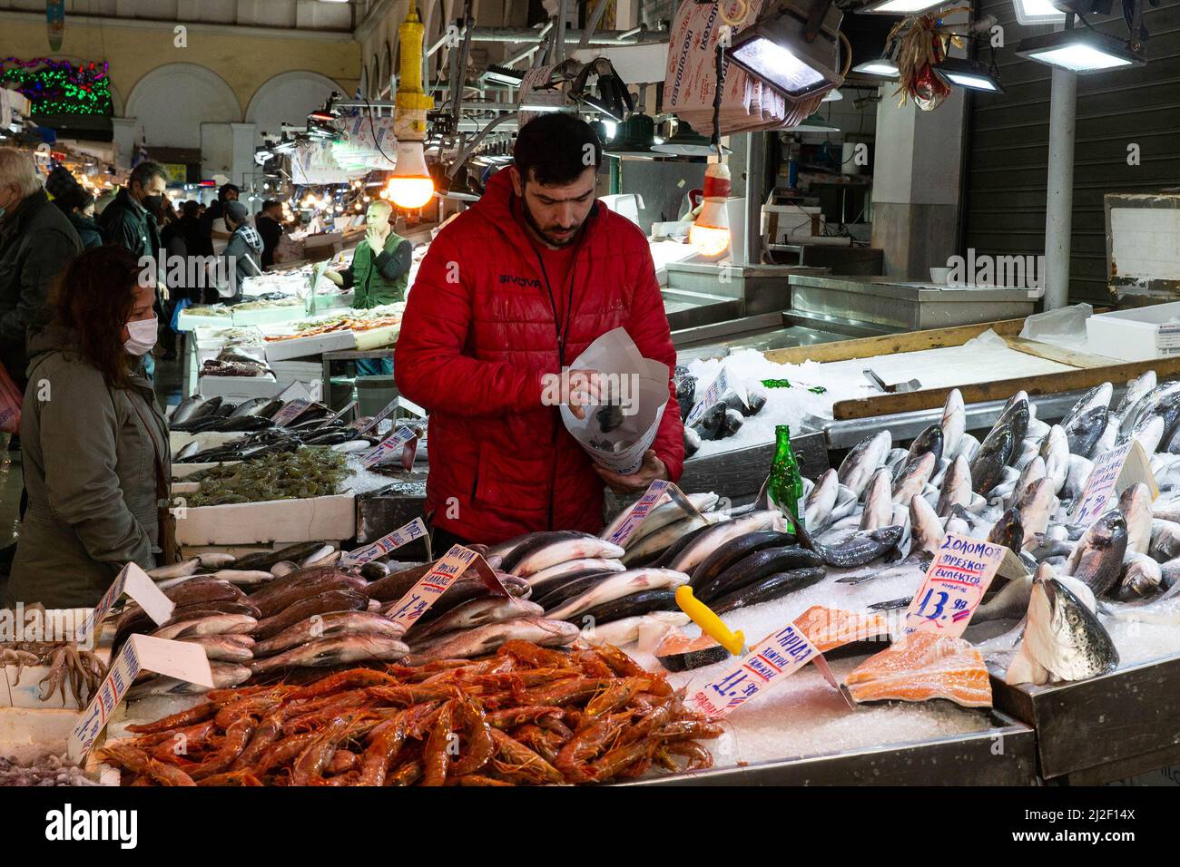(220401) -- ATHEN, 1. April 2022 (Xinhua) -- das Foto vom 31. März 2022 zeigt einen Fischverender, der Fischprodukte auf einem Markt in der Innenstadt von Athen, Griechenland, verkauft. Jüngste Zahlen der Hellenischen Statistischen Behörde (ELSTAT) zeigten, dass die jährliche Inflationsrate Griechenlands im Februar auf 7,2 Prozent gestiegen ist und damit ein 26-Jahres-hoch erreicht hat. Handwerker und Händler (GSEVEE) fordern eine bevorstehende Senkung der Kraftstoffsteuern und eine Obergrenze für Strom- und Erdgaspreise sowie eine genaue Überwachung des Lebensmittelbestands des Landes, wie z. B. Sonnenblumen Stockfoto