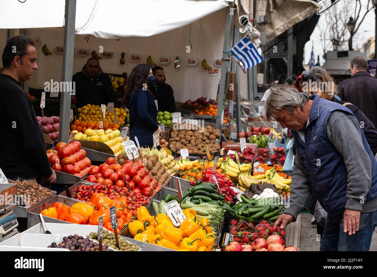 (220401) -- ATHEN, 1. April 2022 (Xinhua) -- Ein Mann kauft Gemüse auf einem Markt in Athen, Griechenland, 31. März 2022. Jüngste Zahlen der Hellenischen Statistischen Behörde (ELSTAT) zeigten, dass die jährliche Inflationsrate Griechenlands im Februar auf 7,2 Prozent gestiegen ist und damit ein 26-Jahres-hoch erreicht hat. Handwerker und Händler (GSEVEE) fordern eine bevorstehende Senkung der Kraftstoffsteuern und eine Obergrenze für Strom- und Erdgaspreise sowie eine genaue Überwachung des Lebensmittelbestands des Landes, wie Sonnenblumenöl und Mehl, um Profitgier zu verhindern Stockfoto