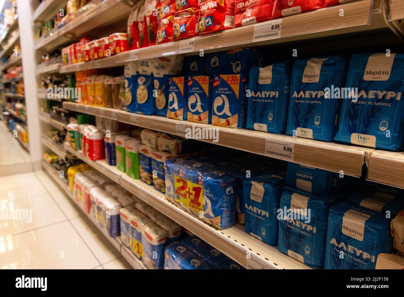 (220401) -- ATHEN, 1. April 2022 (Xinhua) -- das Foto vom 1. April 2022 zeigt ein Regal mit Mehlprodukten in einem Supermarkt in Athen, Griechenland. Jüngste Zahlen der Hellenischen Statistischen Behörde (ELSTAT) zeigten, dass die jährliche Inflationsrate Griechenlands im Februar auf 7,2 Prozent gestiegen ist und damit ein 26-Jahres-hoch erreicht hat. Handwerker und Händler (GSEVEE) fordern eine bevorstehende Senkung der Kraftstoffsteuern und eine Obergrenze für Strom- und Erdgaspreise sowie eine genaue Überwachung des Lebensmittelbestands des Landes, wie Sonnenblumenöl und Stockfoto