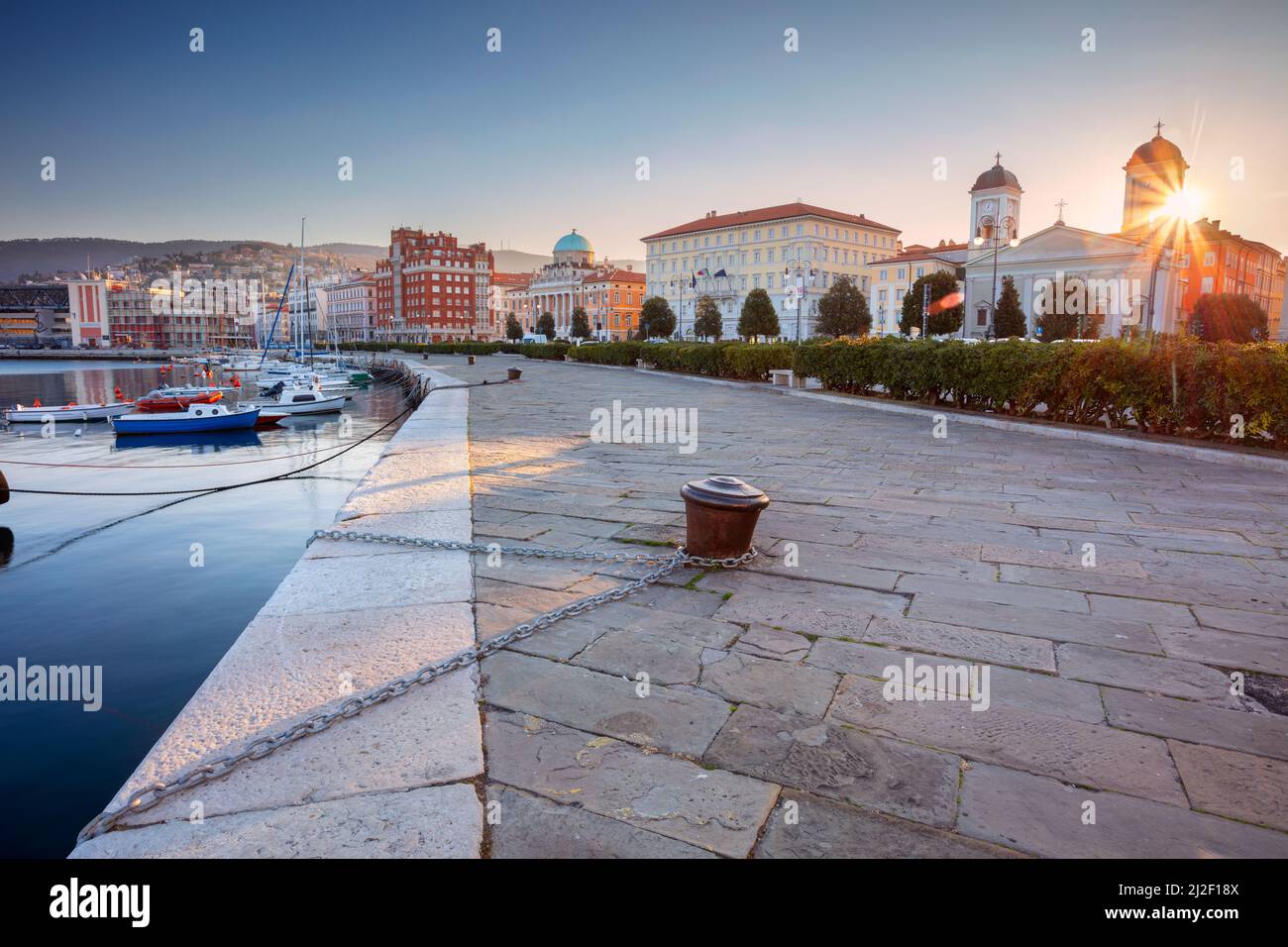 Triest, Italien. Stadtbild der Innenstadt von Triest, Italien bei Sonnenaufgang. Stockfoto