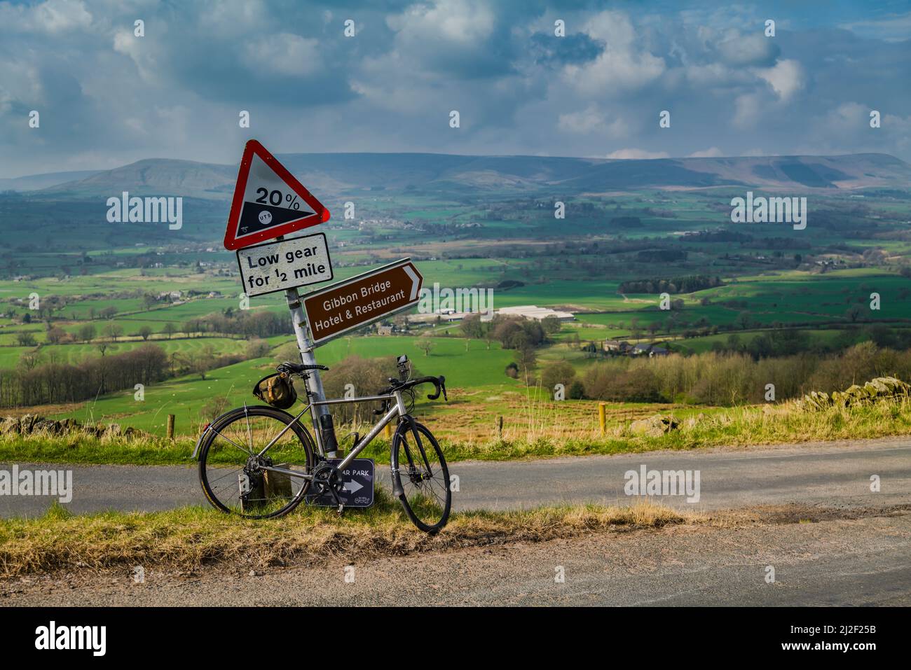 Ribble radelt auf dem Jeffery Hill, Lancashire, Großbritannien, mit dem Rennrad Stockfoto