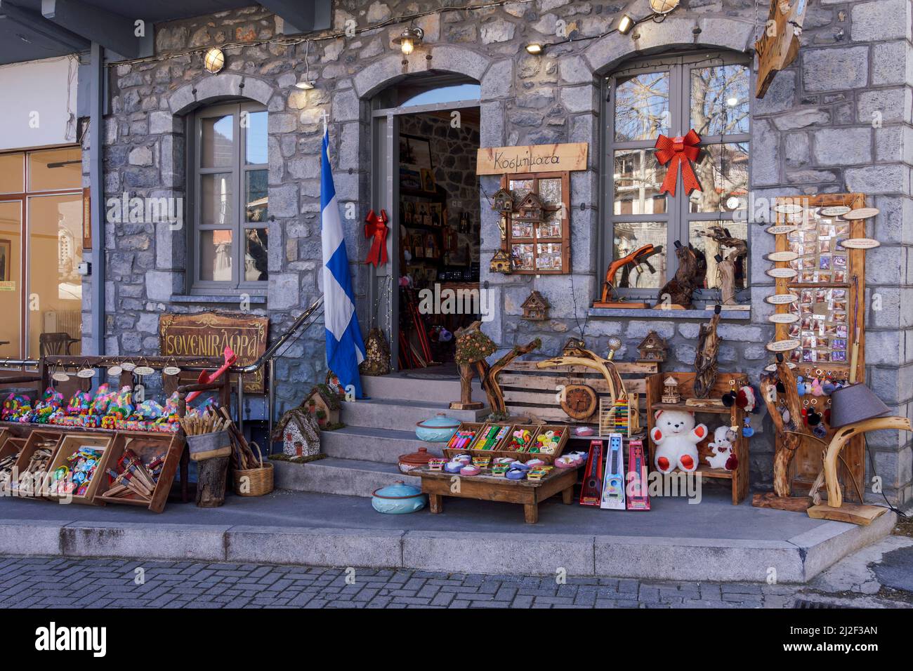 Vytina, Griechenland Outdoor Schaufenster Tagesansicht von Geschenken und Souvenirs griechisches Geschäft in Arcadia, Peloponnes. Stockfoto