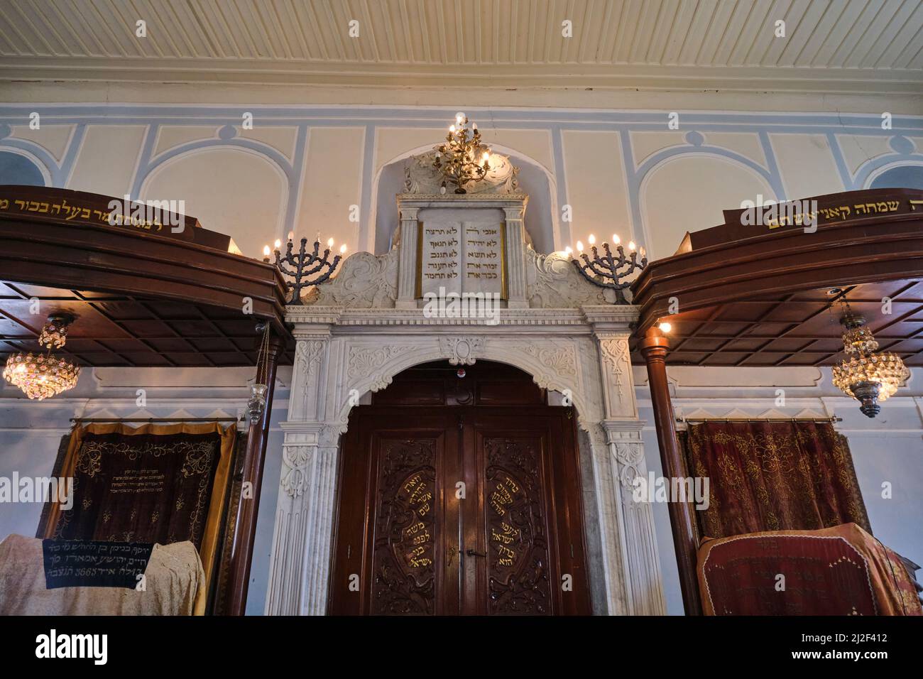 Detail des bima- und Arche-Bereichs, einschließlich der zehn Geboten-Schnitzerei. In der Synagoge La Signora in Izmir, Türkei. Stockfoto