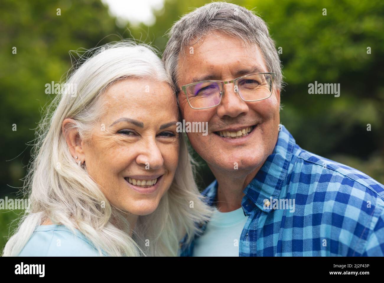 Porträt eines glücklichen kaukasischen Seniorenpaares, das gemeinsam im Hinterhof Freizeit verbringt Stockfoto