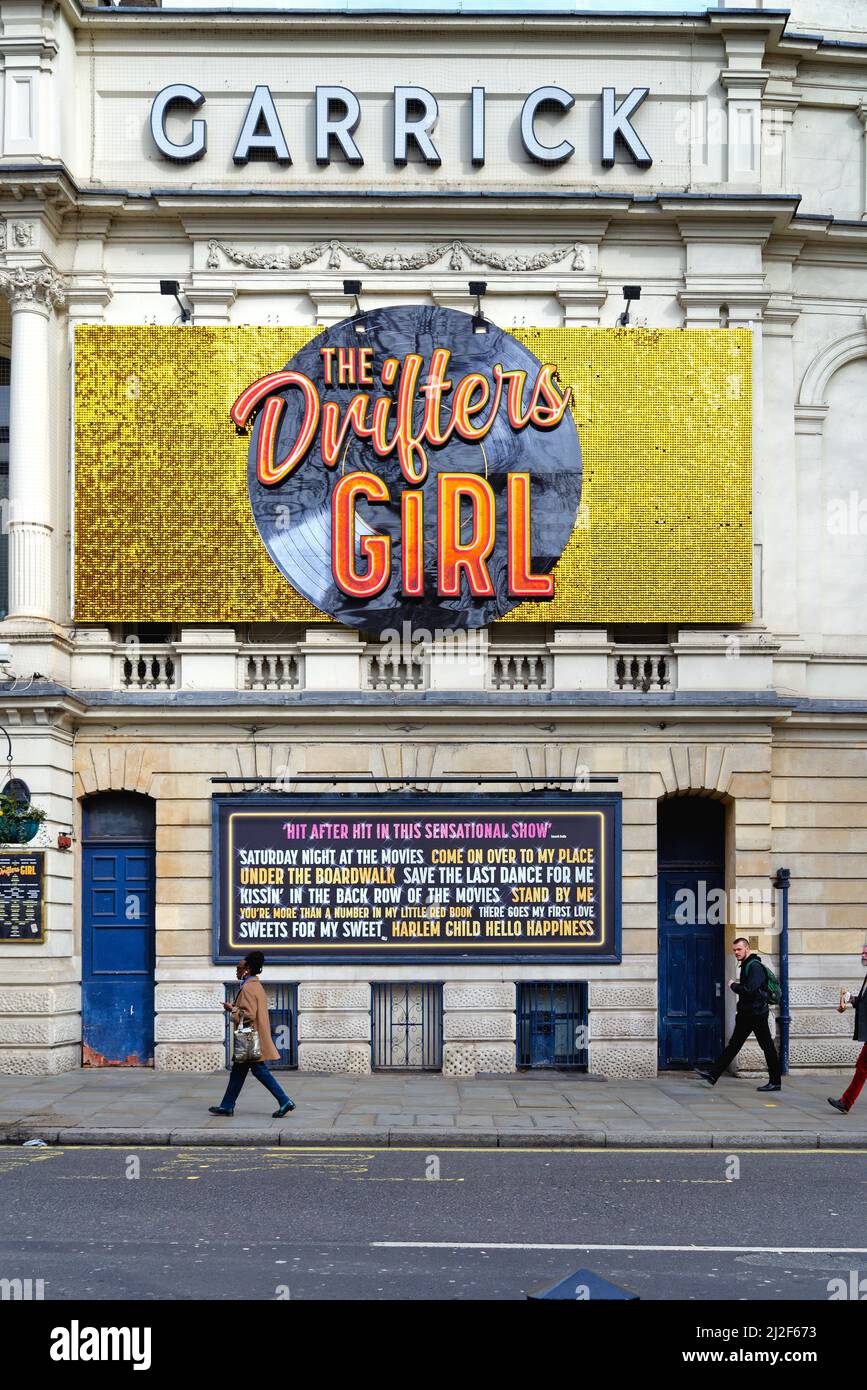 Außenansicht des Garrick Theatre in der Charing Cross Road, mit einer großen Plakatwand, auf der das Musical „The Drifters Girl“ im Zentrum von London, England, angezeigt wird Stockfoto