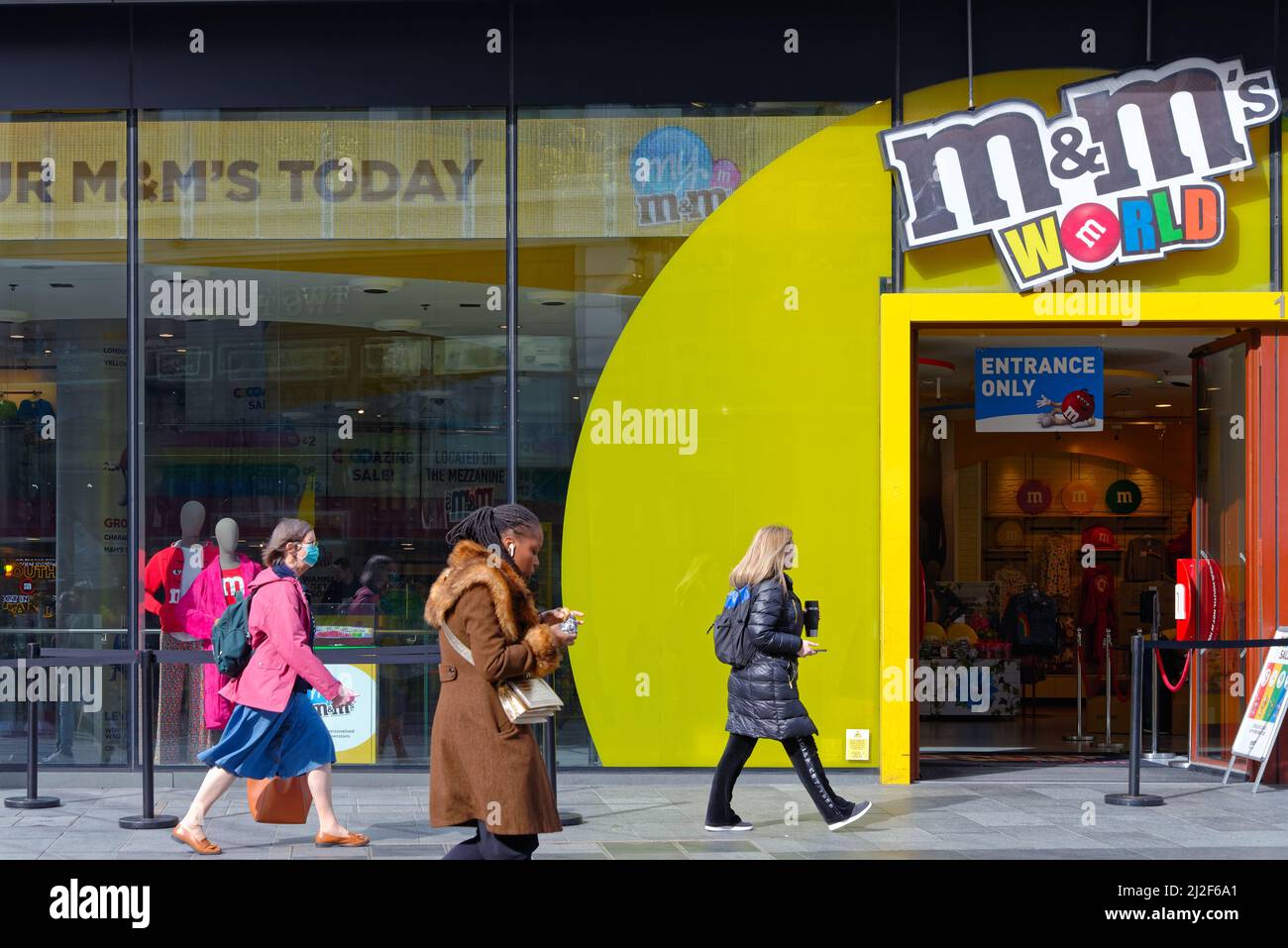 Außenansicht des M&M Süßigkeitenladens in Leicester Square London West End, England Stockfoto
