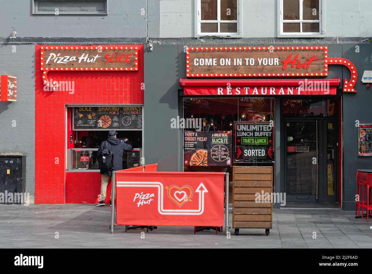 Außenansicht des Pizza Hut Restaurants und Take Away im Leicester Square West End London England Stockfoto