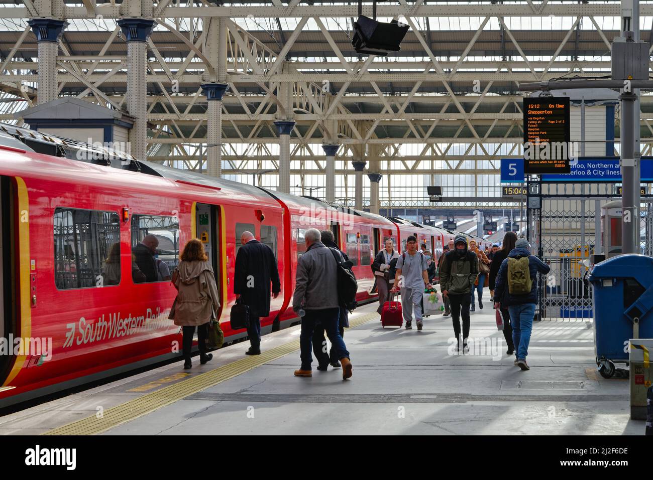 Ein Pendlerzug der South Western Railway am Bahnhof Waterloo, London, England Stockfoto