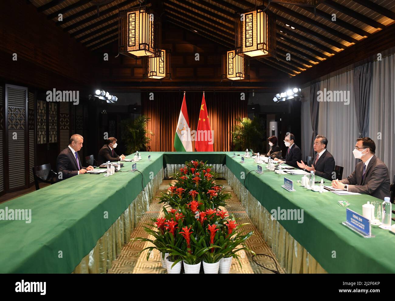 (220401) -- HUANGSHAN, 1. April 2022 (Xinhua) -- der chinesische Staatsrat und Außenminister Wang Yi trifft sich am Rande des dritten Treffens der Außenminister der Nachbarländer Afghanistans in Tunxi, der ostchinesischen Provinz Anhui, am 31. März 2022 mit dem tadschikischen Justizminister Muzaffar Ashouriyon. (Xinhua/Zhou Mu) Stockfoto