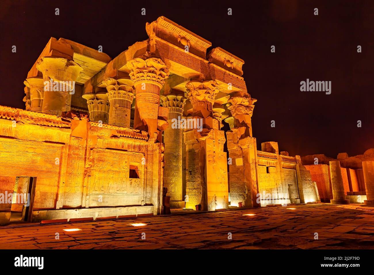 Eintritt in den Tempel von Sobek und Horus in Kom Ombo in der Nacht. Der Tempel, der dem Krokodil-Gott Sobek und dem Falken-Gott H gewidmet ist Stockfoto