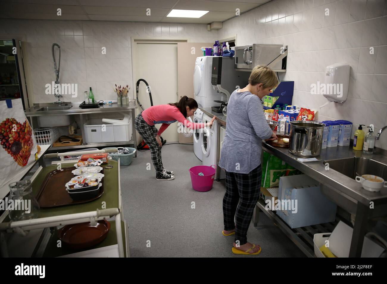 2022-03-31 15:56:25 TZUM - Ukrainische Flüchtlinge werden in einem Dorfhaus in Friesland aufgenommen. Ukrainische Flüchtlinge finden immer mehr ihren Weg in die Niederlande. Seit Mitte März hat sich die Zahl der Flüchtlinge in staatlich organisierten Unterkünften mehr als verdreifacht. Die tatsächliche Zahl ist sogar noch höher, weil es auch Menschen gibt, die sich zuhause um die Ukrainer kümmern. ANP CATRINUS VAN DER VEEN niederlande Out - belgien Out Stockfoto