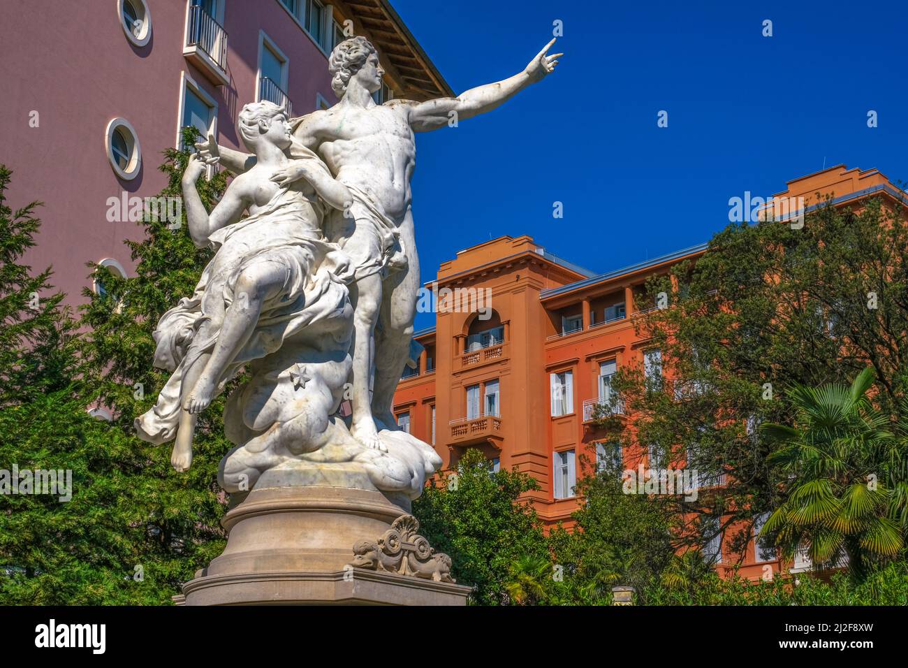 Republika Hrvatska, Kroatien, Istrien, Abbazia, Opatija. Fontana con Statue raffiguranti le divinità Elio e Selene, ossia il giorno e la notte nel parco di San Giacomo Stockfoto