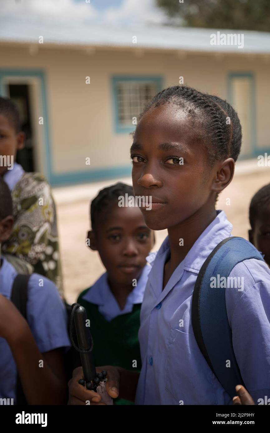 Schülerinnen stehen im Hof ihrer Grundschule in der Region Oshana, Namibia, im südlichen Afrika, zusammen. Stockfoto