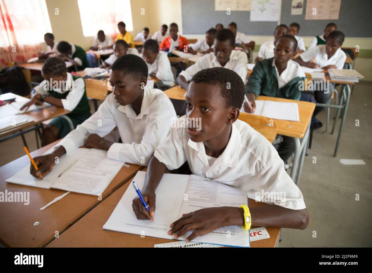 Schüler der Sekundarstufe lernen an Schreibtischen im Klassenzimmer in der Region Oshana, Namibia, im südlichen Afrika. Stockfoto