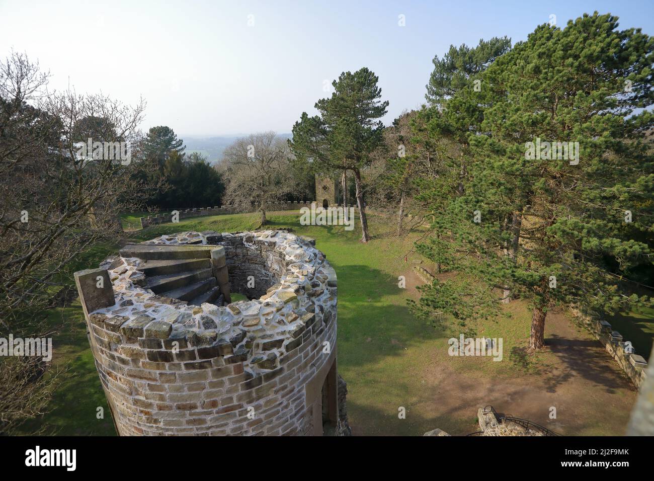 Blick von einem Turm auf Wentworth Folly (Stainborough Castle) Blick über den anderen Turm zeigen seine Reparaturen Stockfoto