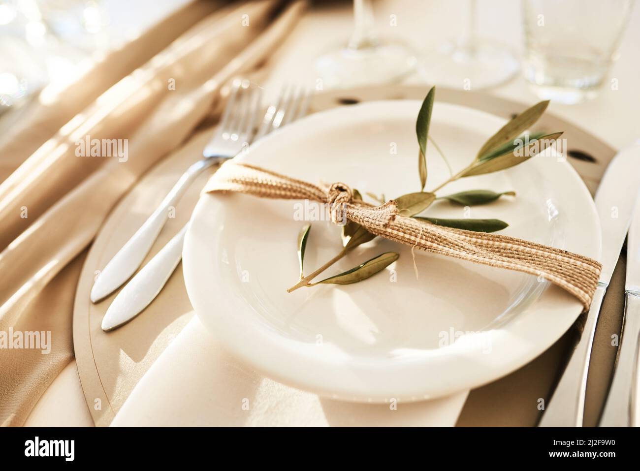 Es ist an der Zeit, zu Abend zu essen und diese wunderschöne Vereinigung zu feiern. Standbild einer dekorierten Tischkulisse bei einem Hochzeitsempfang. Stockfoto