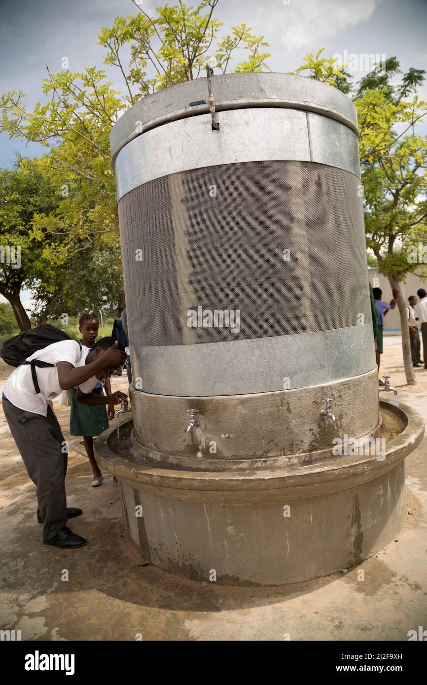 Schüler haben Zugang zu sauberem Trink- und Waschwasser aus einem Brunnen in ihrem Schulhof in der Oshana Region, Namibia, Afrika. Stockfoto