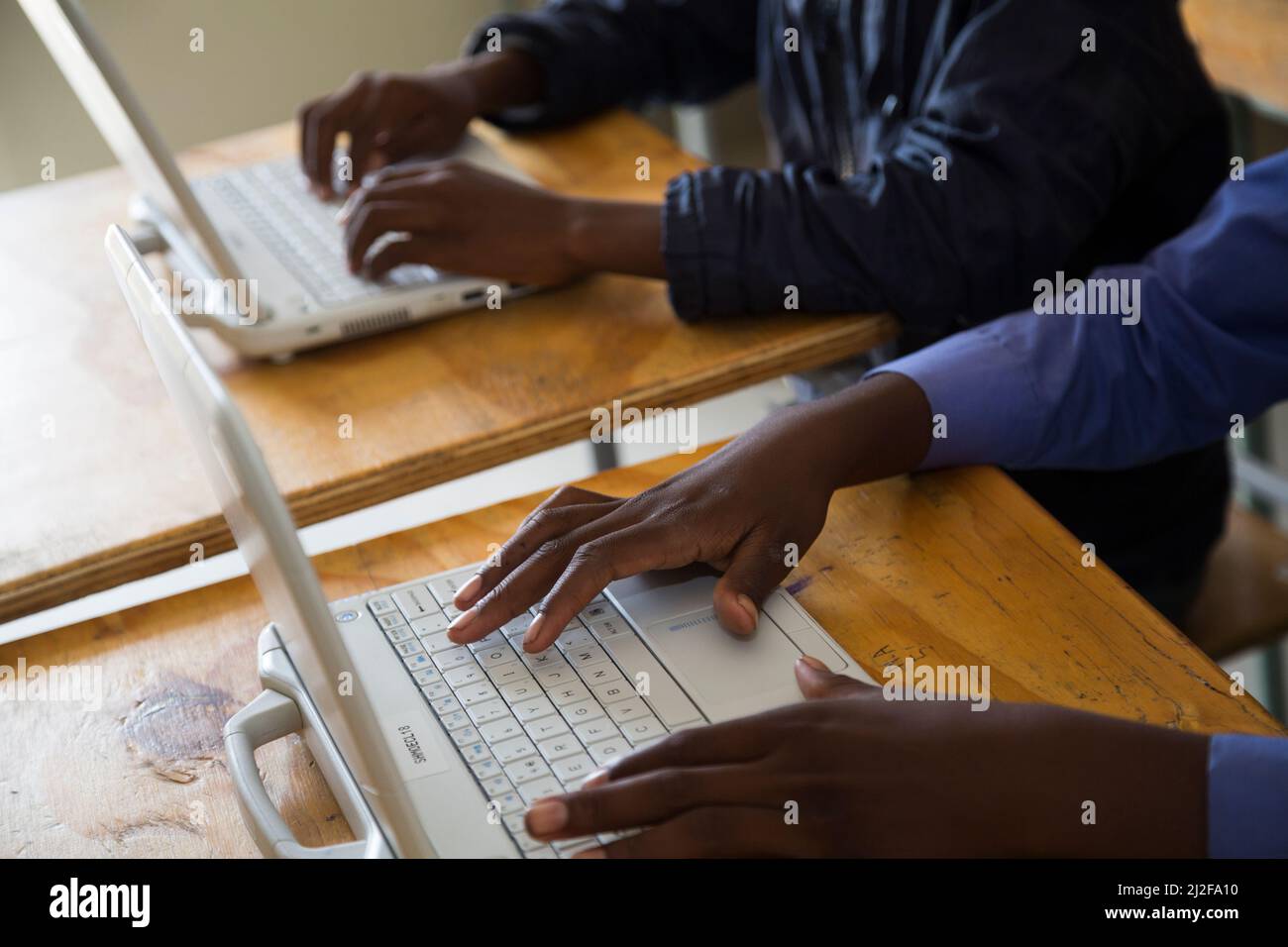 Die Schüler Moses Wilinge (13, l) und Irena Nghidengwa (13, r) lernen mit neuen Laptops an der Shikudule Combined School in der Region Oshana, Namibia. Als Teil o Stockfoto