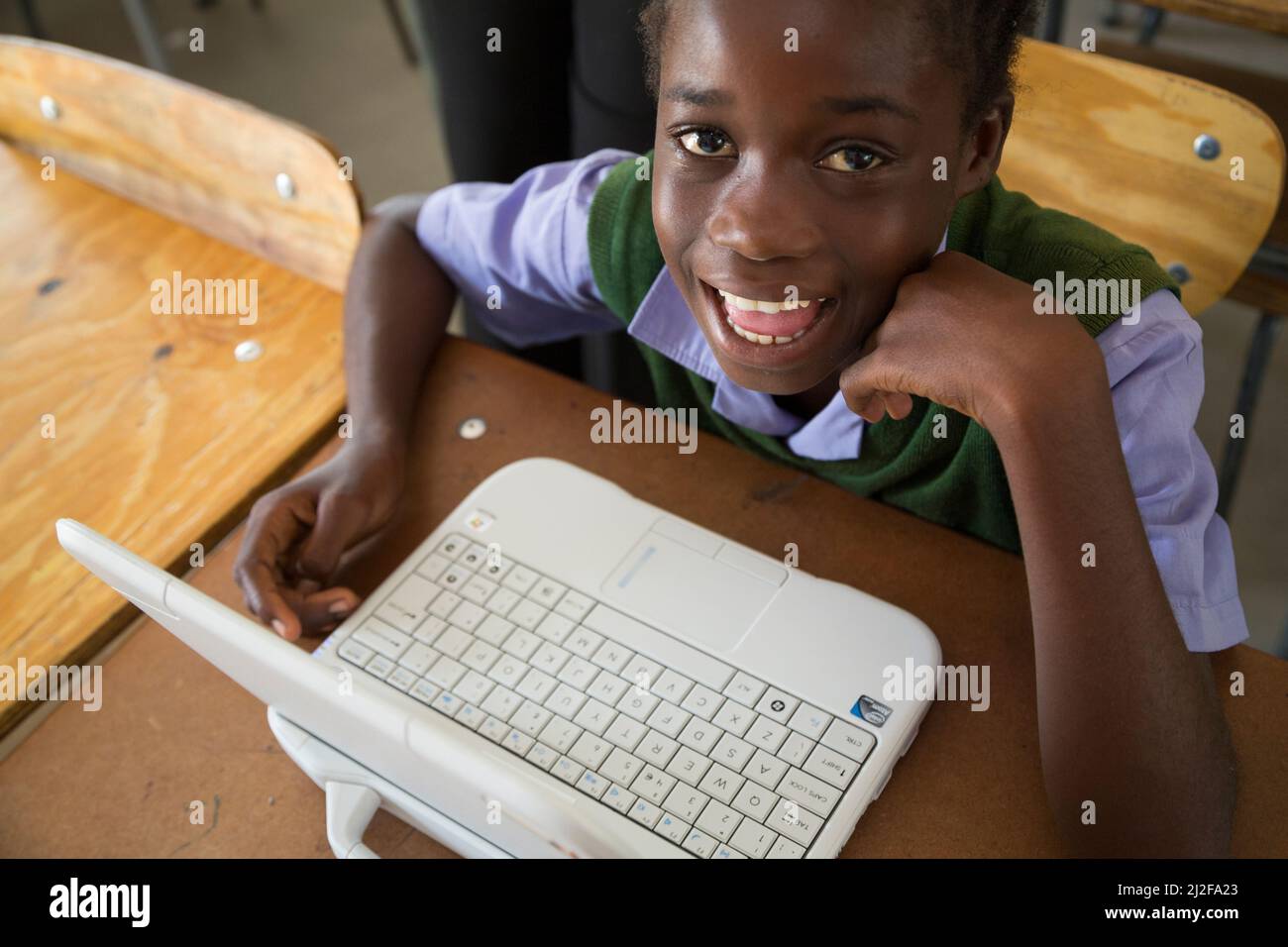 Evelyn Kaimbi (12) lernt mit einem neuen Laptop an der Shikudule Combined School in der Region Oshana, Namibia, Klasse 6. Im Rahmen der vom MCC finanzierten RE Stockfoto