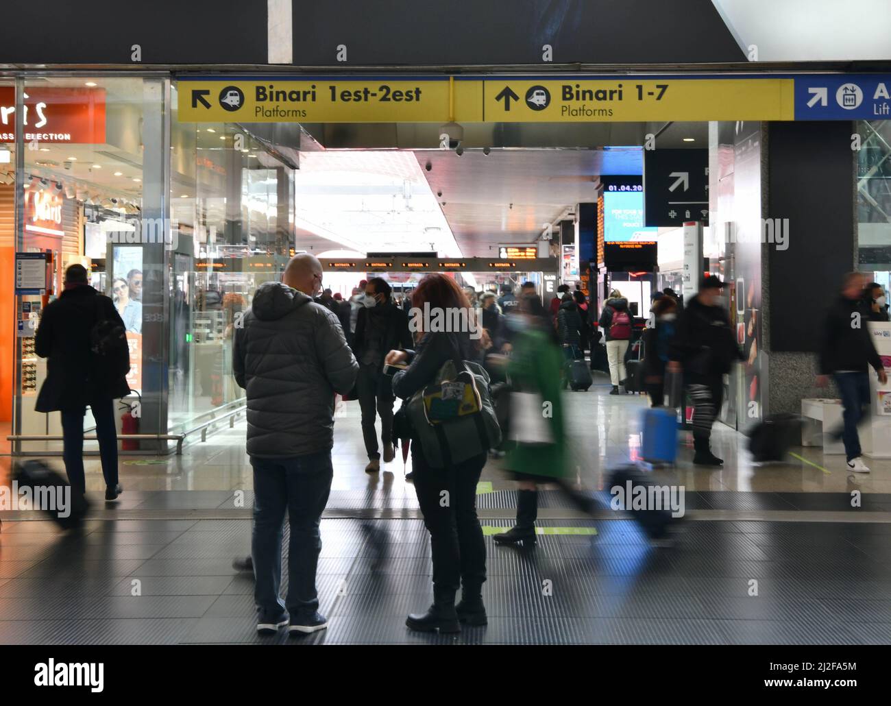 (220401) -- ROM, 1. April 2022 (Xinhua) -- Passagiere laufen am Bahnhof Roma Termini in Rom, Italien, 1. April 2022. Mehr als zwei Jahre nach seiner Ankündigung und nach mehreren Erweiterungen beendete Italien am Donnerstag offiziell den Ausnahmezustand der Pandemie COVID-19. Das Enddatum - der 31. März - wurde ursprünglich von Premierminister Mario Draghi im Februar angekündigt. Zwischen dem 1. April und dem 31. Dezember 2022 kann das Land nun die verbleibenden COVID-Maßnahmen schrittweise auslaufen lassen. (Xinhua/Jin Mamengni) Stockfoto