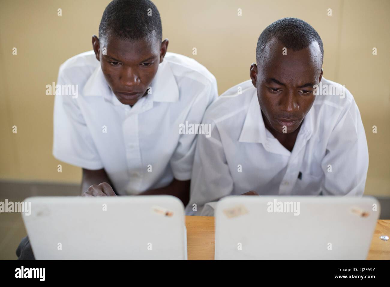 Die Schüler lernen mit neuen Laptops an der Olukolo Junior Secondary School in Ondangwa, Namibia. Im Rahmen der vom MCC finanzierten Renovierung und Erweiterung Stockfoto