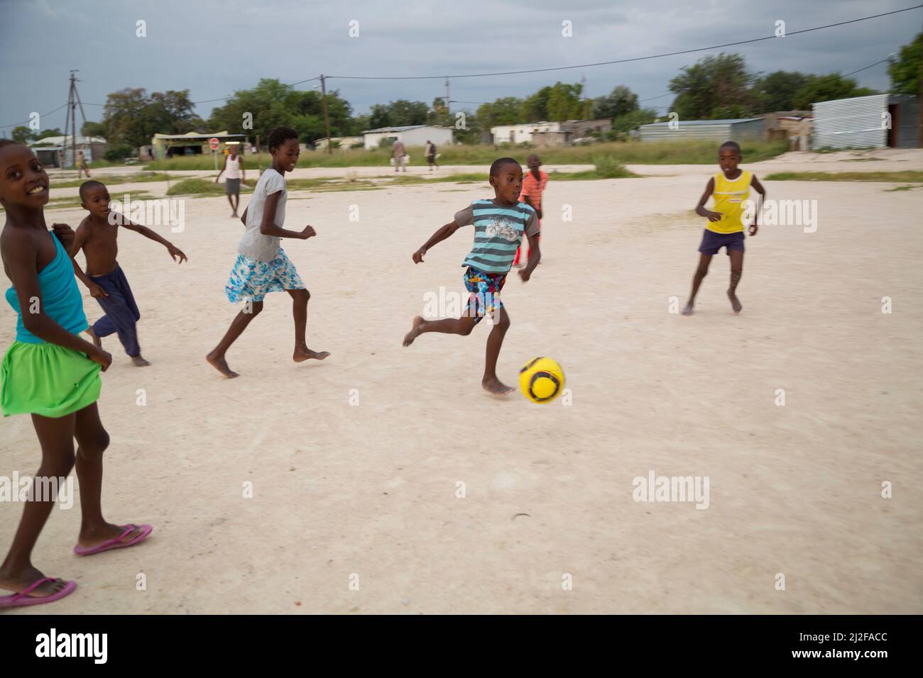 Kinder spielen Fußball in Oshakati, Namibia, Südwestafrika. Stockfoto