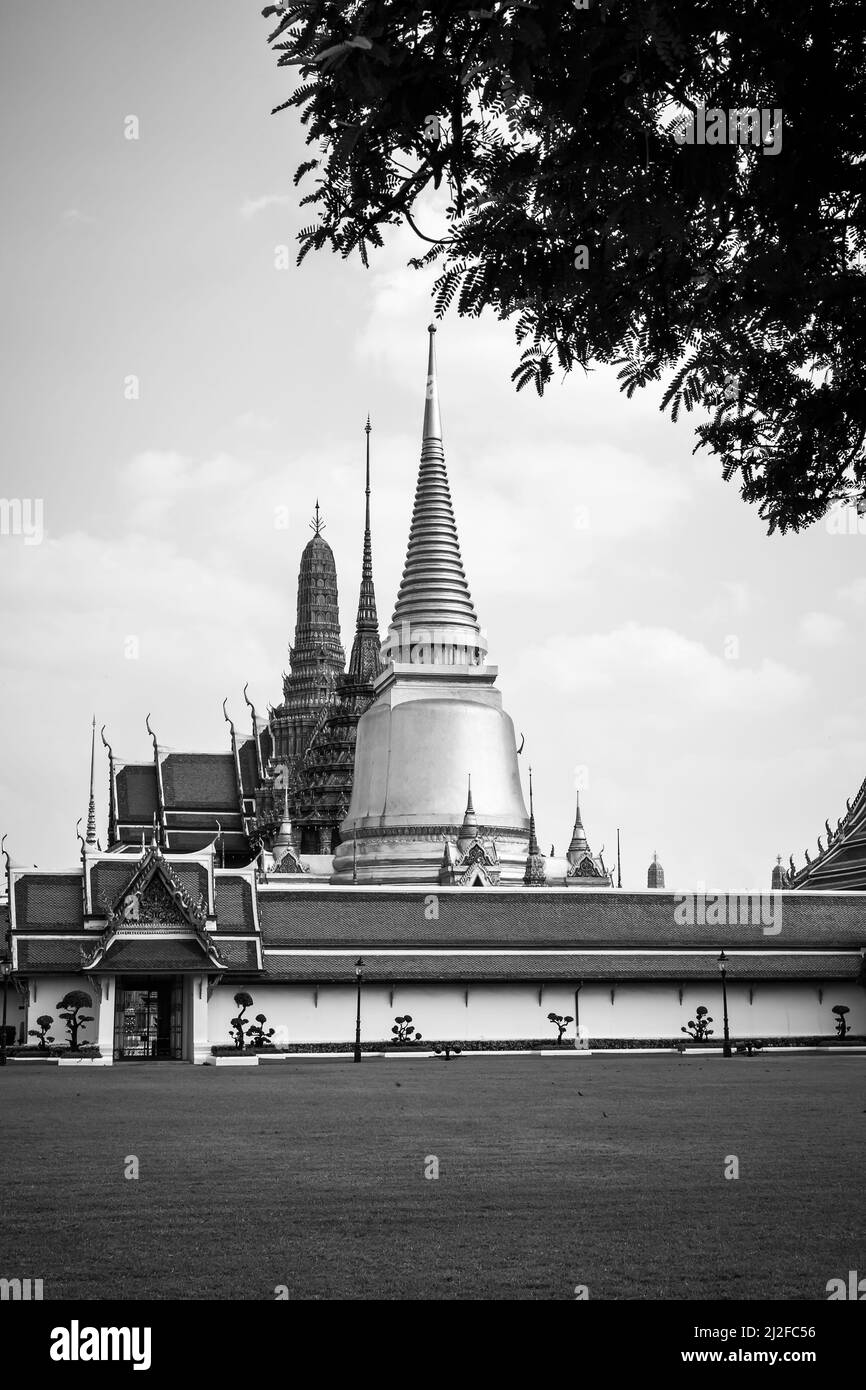 Stupas des Wat Phra Kaeo Tempels in Bangkok, Thailand. Schwarzweiß-Fotografie, Stadtbild Stockfoto