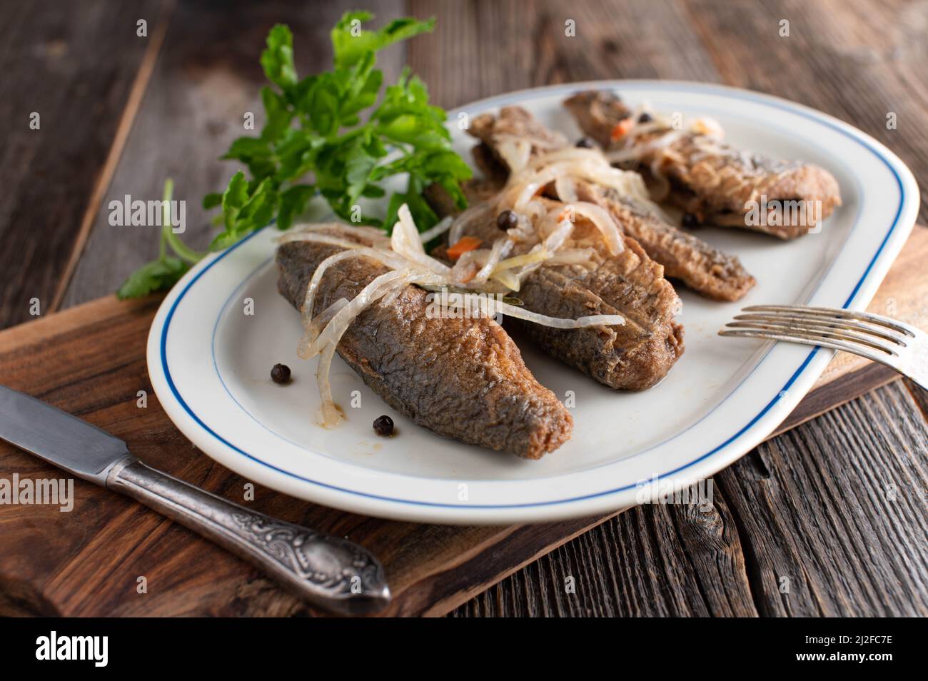 Marinierter frittierter Hering auf einem Teller. Traditionelles deutsches Fischgericht. Stockfoto