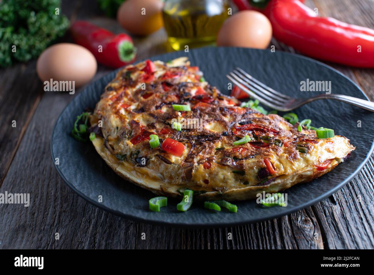 Omelette oder Omelette mit Gemüse, gebraten mit roten Zwiebeln und Paprika. Gesundes und Low Carb Frühstück oder Mittagessen Stockfoto