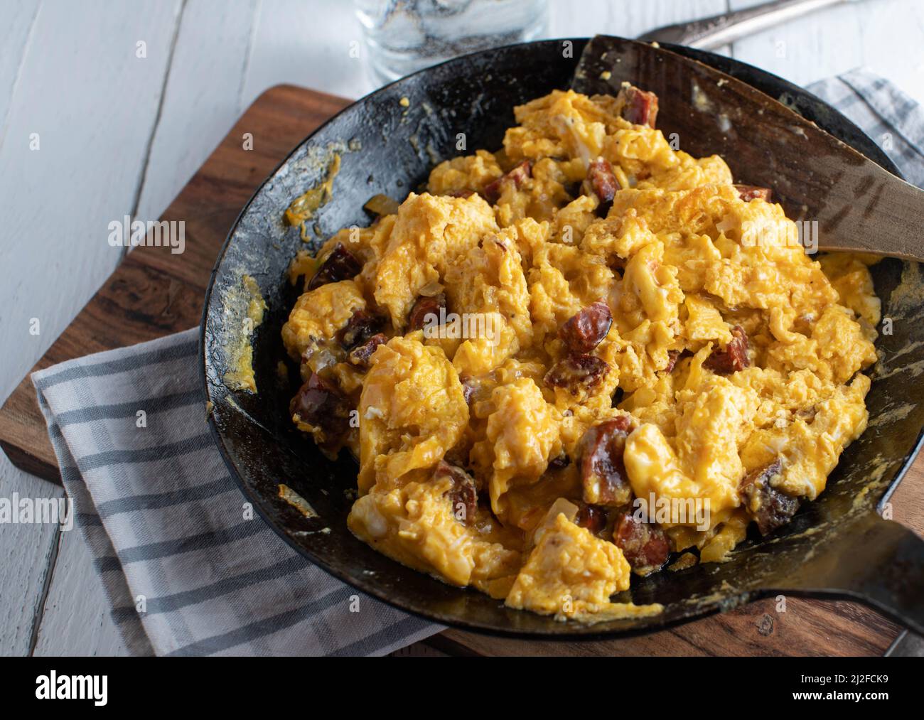 Rührei mit Chorizo in gusseiserner Pfanne Stockfoto