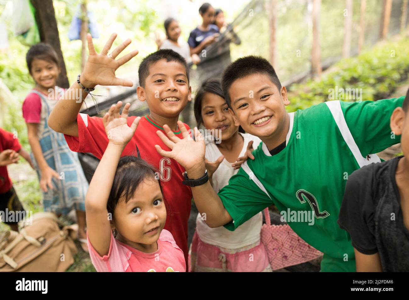 Kinder von Kakaobauern winken und lächeln in Mamuju Regency, Sulawesi, Indonesien, Asien. Stockfoto