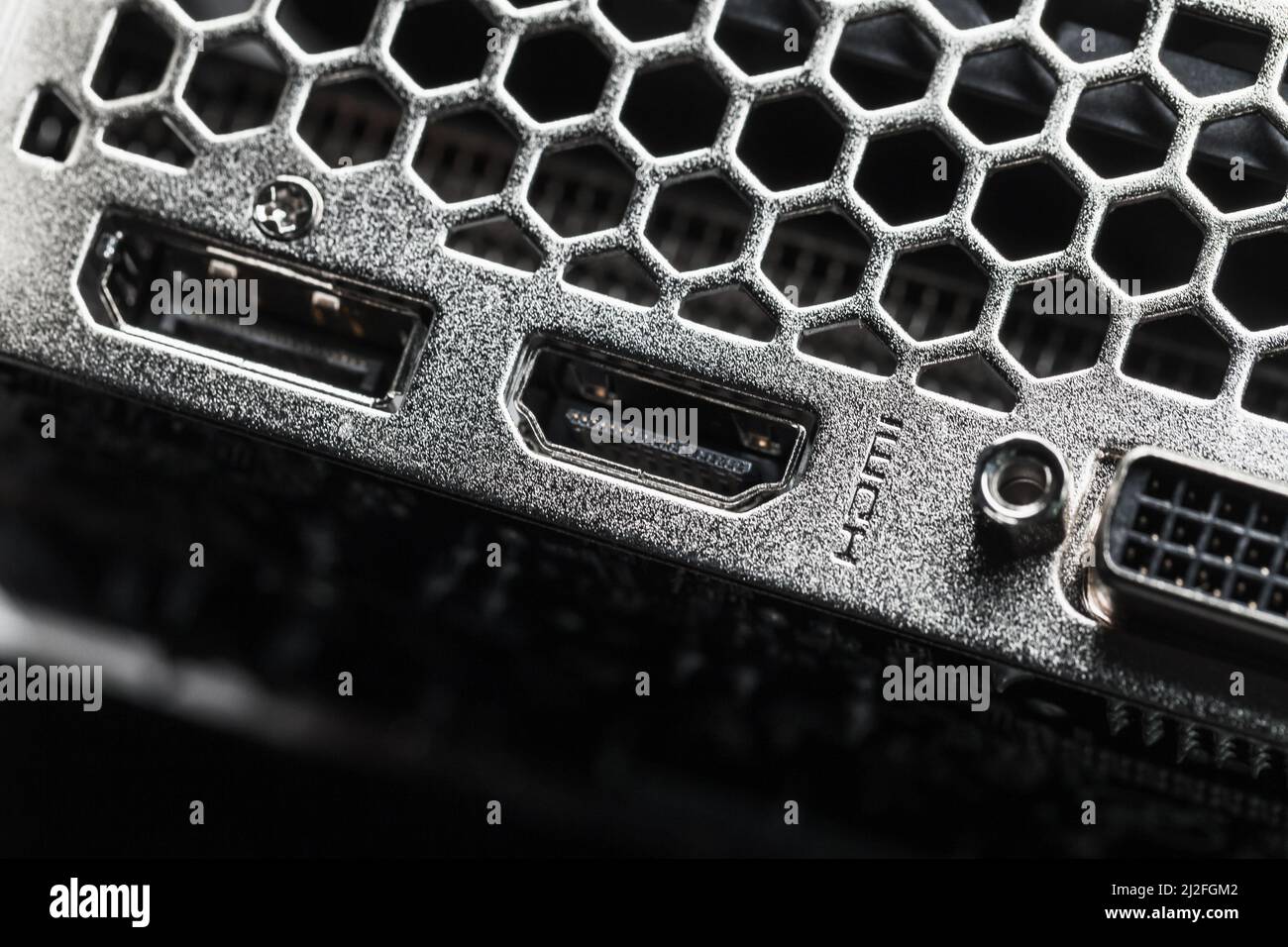 Neues glänzendes PC-Lüftungsgitter und digitale Videoanschlüsse, abstrakte Nahaufnahmen mit selektivem Fokus Stockfoto
