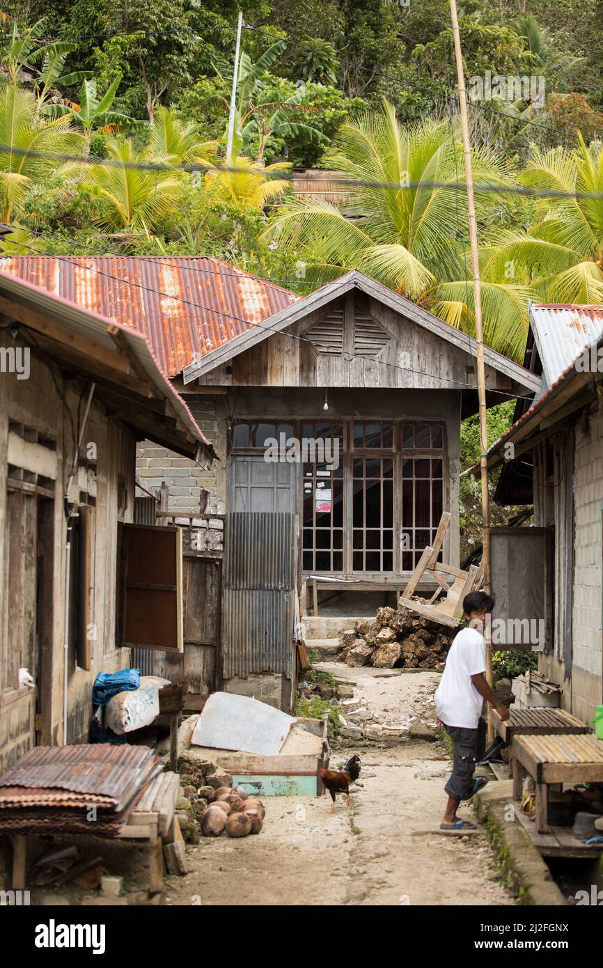 Kinder leben in verarmten Familienhäusern in einem kleinen Fischerdorf auf der Insel Karampuang vor der Küste von Sulawesi, Indonesien, Asien. Stockfoto