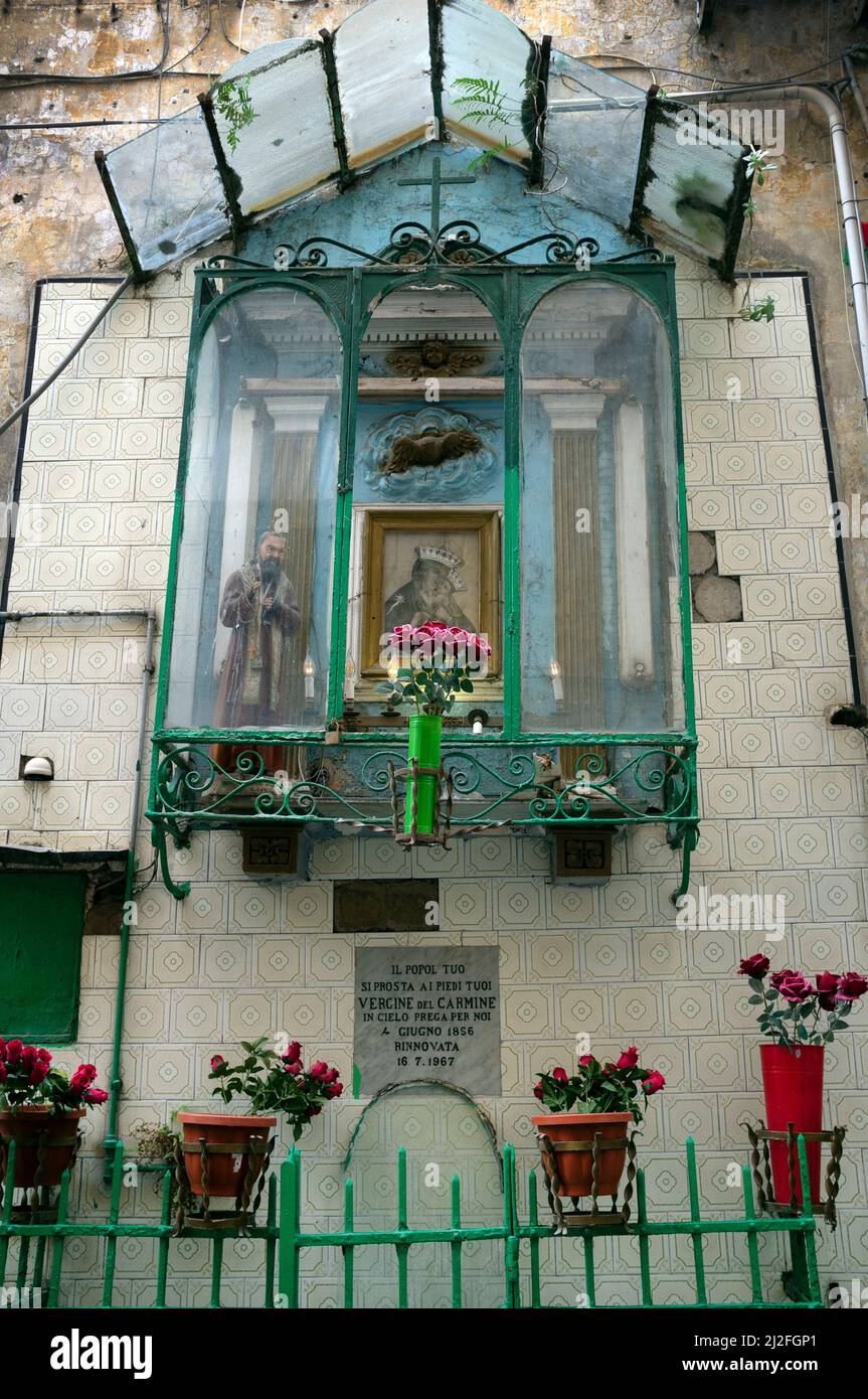 Ein Schrein zu Padre Pio in einer Straße in Neapel Stockfoto