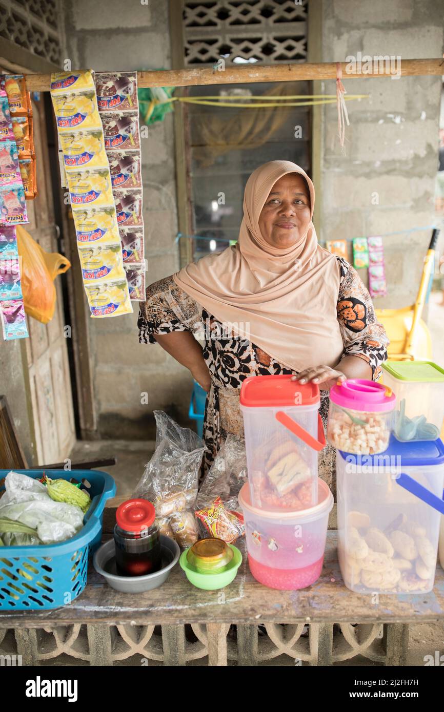 Porträt eines kleinen Ladenbesitzers auf der Insel Karampuang vor der Küste von Sulawesi, Indonesien, Asien. Stockfoto