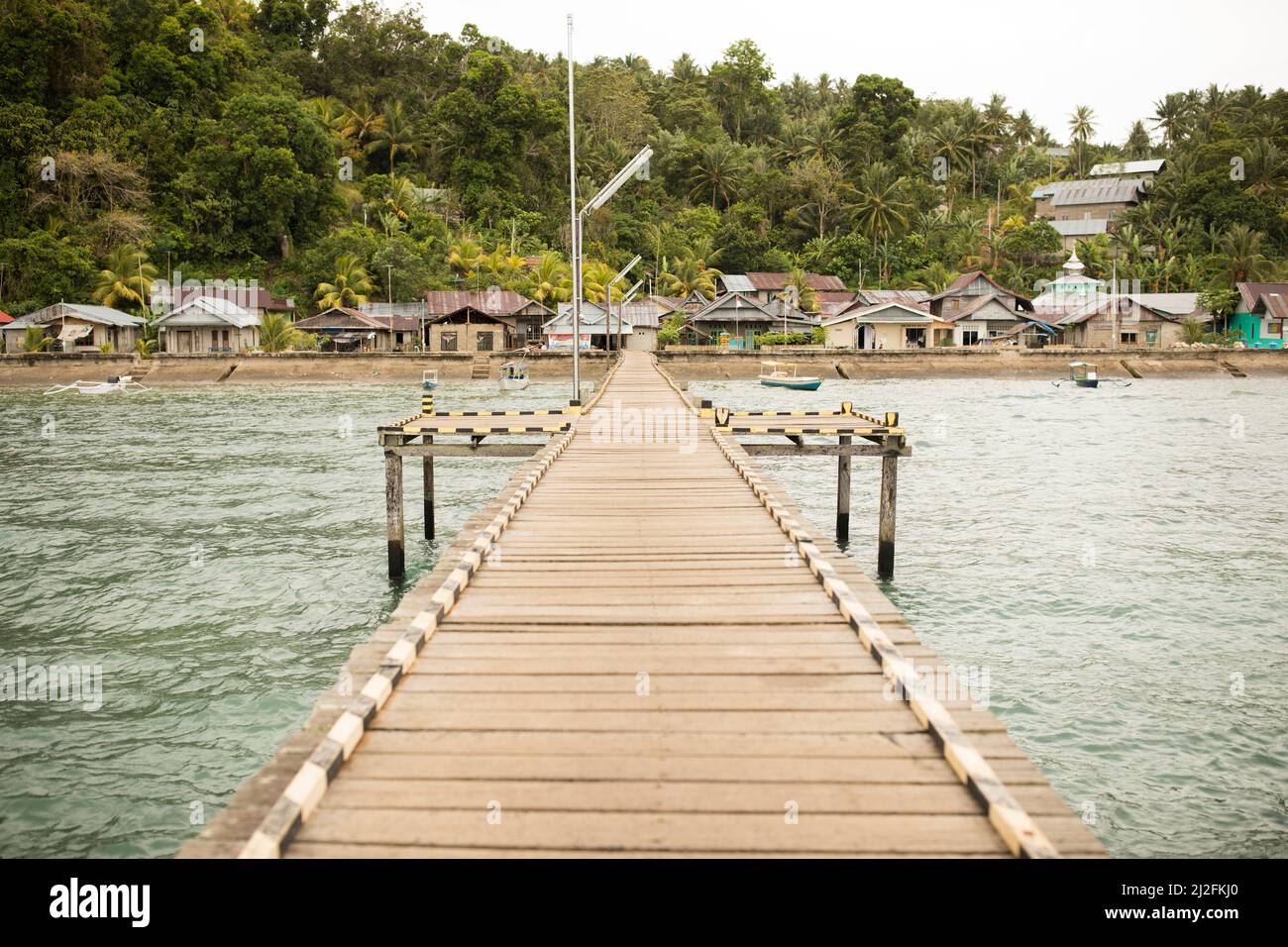 Fischerpier vor der Küste einer kleinen Fischerdorfinsel in West Sulawesi, Indonesien, Asien. Stockfoto
