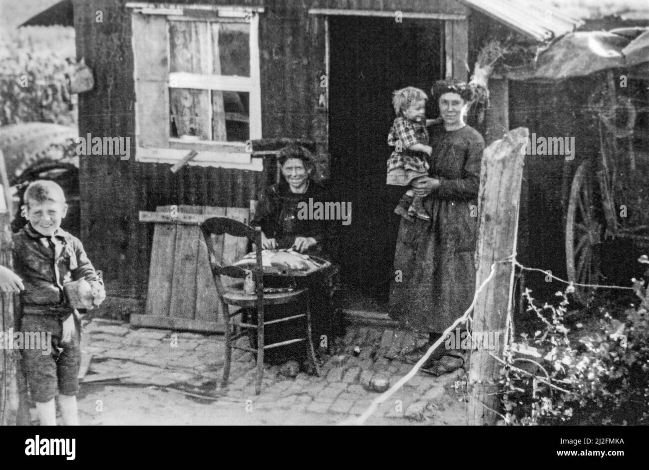 Holzbaracke, die 1920 in Boezinge, Westflandern, Belgien, als vorgefertigtes provisorisches Haus für flämische Zivilopfer des ersten Weltkriegs verwendet wurde Stockfoto