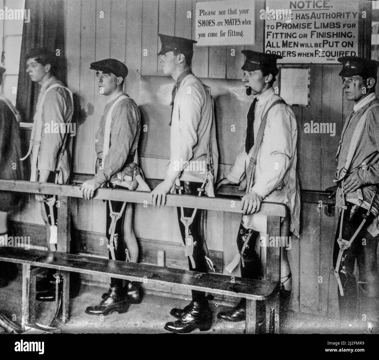 Britische Soldaten des Ersten Weltkriegs / Beinamputierte mit künstlichen Gliedmaßen / prothetischen Beinen im Roehampton House Krankenhaus in London während des Ersten Weltkriegs Stockfoto