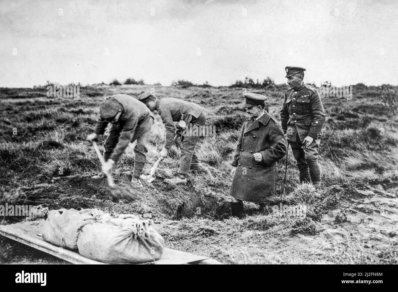 Britische Soldaten haben 1919 auf dem Schlachtfeld der Westfront während des ersten Weltkrieges tote Soldaten des Ersten Weltkriegs ausgegraben Stockfoto