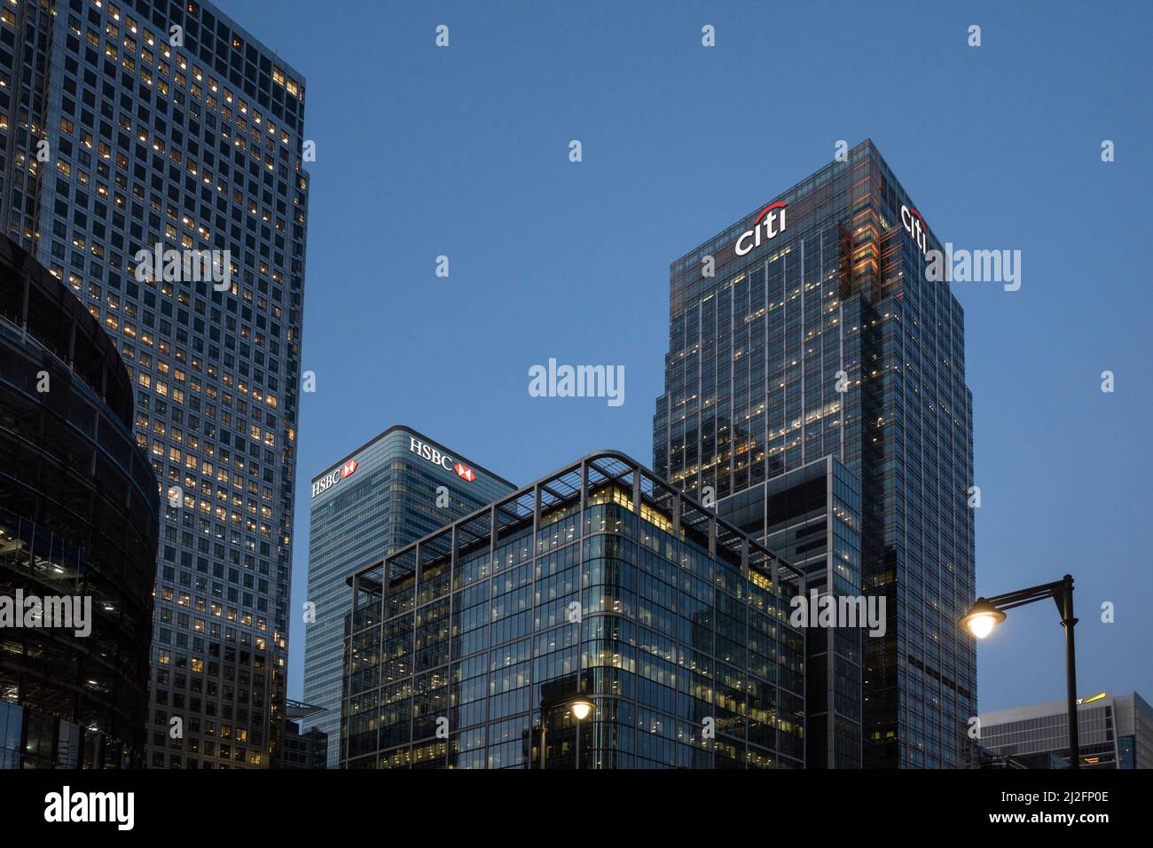 London, Großbritannien. 25. März 2022. Die Wolkenkratzer, in denen die Büros von HSBC und Citi in Canary Wharf untergebracht sind, sind in der Abenddämmerung zu sehen. Bild: Stephen Chung / Alamy Stockfoto