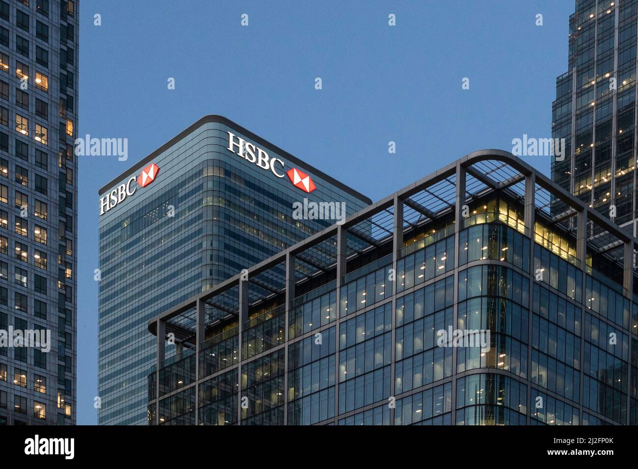 London, Großbritannien. 25. März 2022. Der Wolkenkratzer, in dem die Büros von HSBC in Canary Wharf untergebracht sind, ist in der Abenddämmerung zu sehen. Bild: Stephen Chung / Alamy Stockfoto